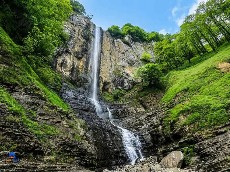 طبیعت زیبای آبشار لاتون