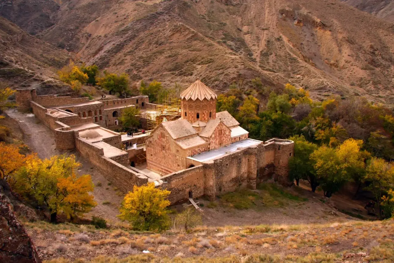 سفری به اعماقِ کلیسایِ سرخِ جلفا